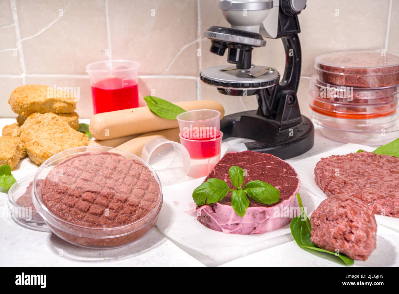 Labor gezüchtet Fleisch Alternativen Konzept, verschiedene Labor gezüchtet Fleisch-Typen rot und weiß Fleisch mit Mikroskop, Laborzubehör, Messgerät Stockfoto