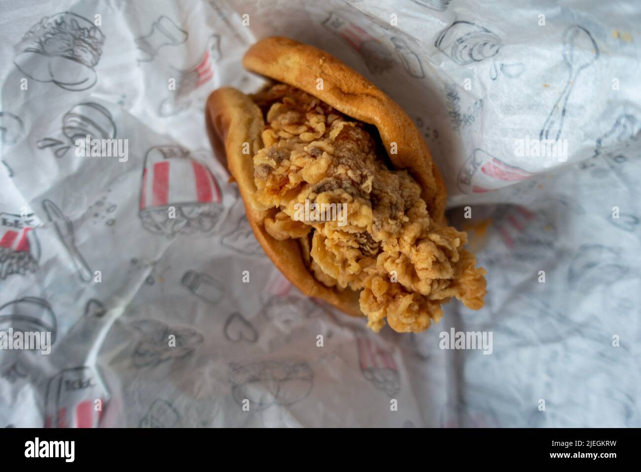 Nahaufnahme KFC Chicken Sandwich in Burnaby, BC, Kanada Stockfoto