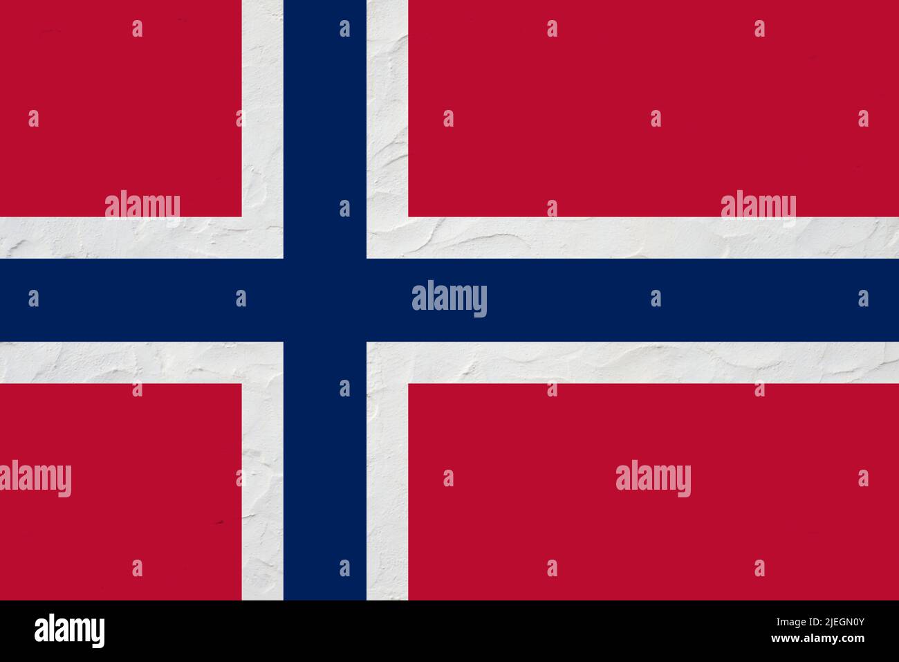 Die Nationalflagge Norwegens ist rot mit einem marineblauen skandinavischen Kreuz, das in Weiß gefbriziert ist und sich bis an die Ränder der Flagge erstreckt; der vertikale Teil der Flagge Stockfoto