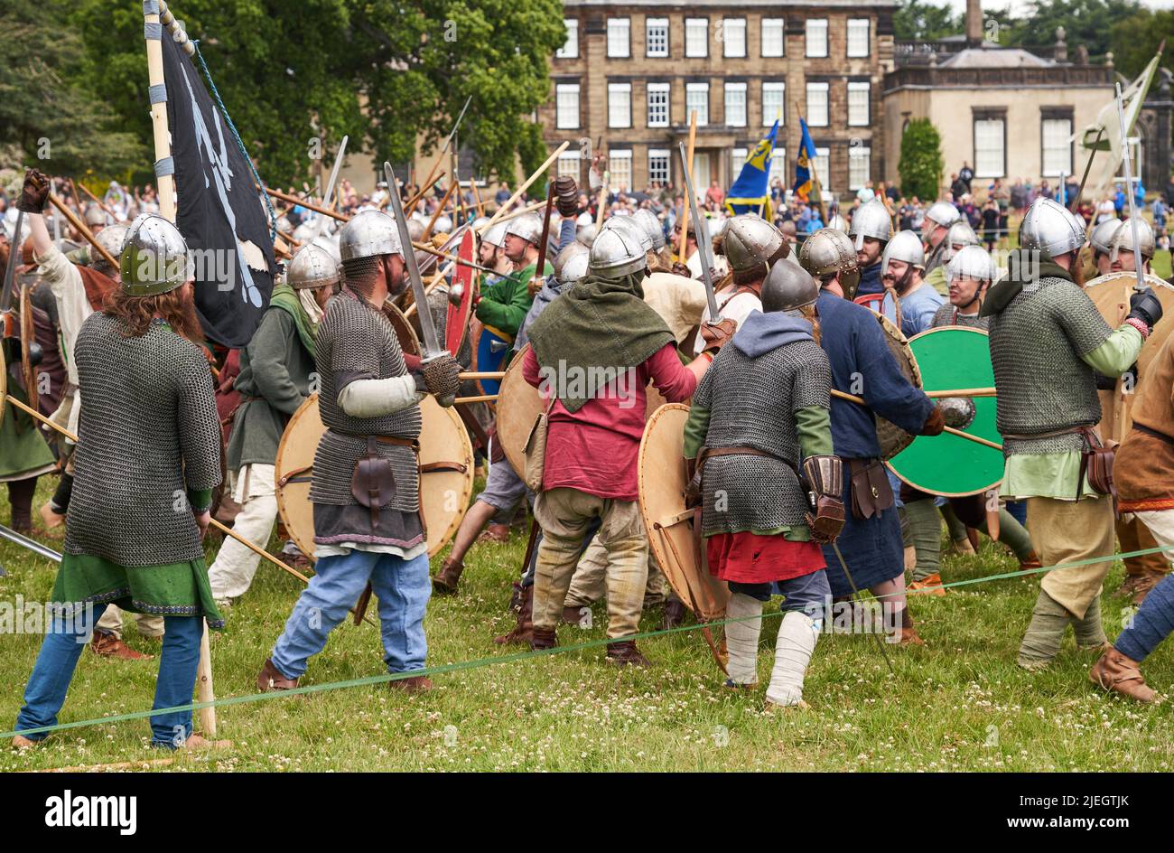 Wikinger und angelsächsische Schlacht Nachstellung Szene Stockfoto