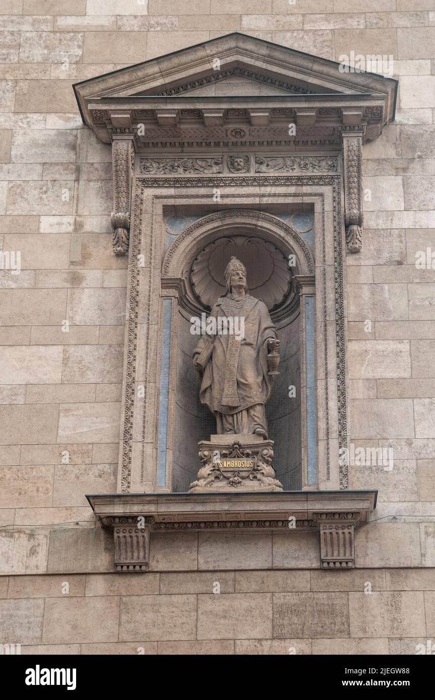 St. Ambrosius [Ambrosius] an den Wänden der St.-Stephans-Basilika (Szent István Bazilika) Budapest, Ungarn Stockfoto
