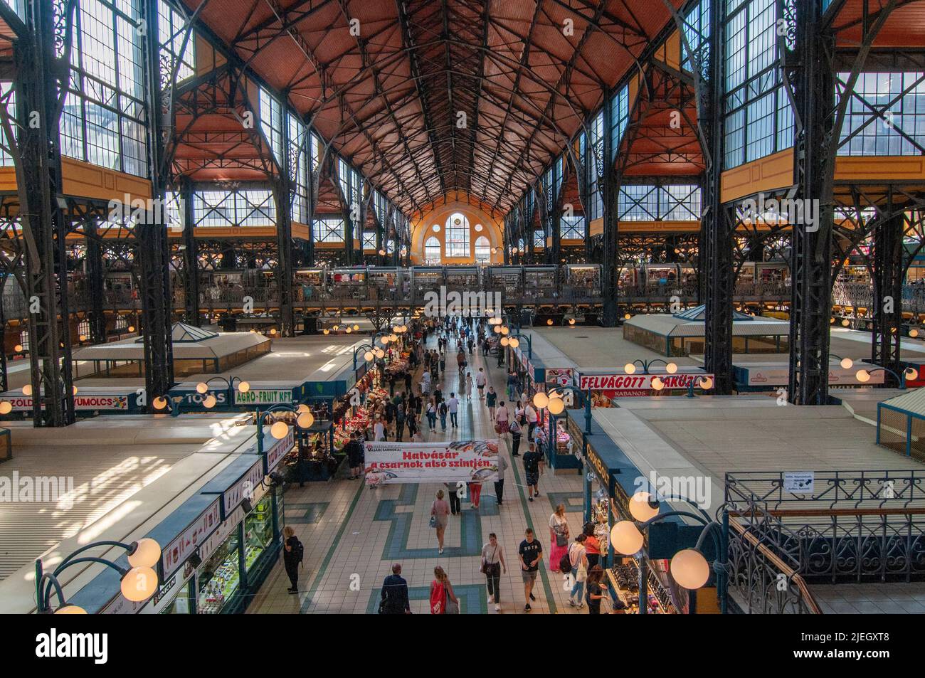 Innenraum von Nagy Vásárcsarnok die große Markthalle entlang Vamhaz