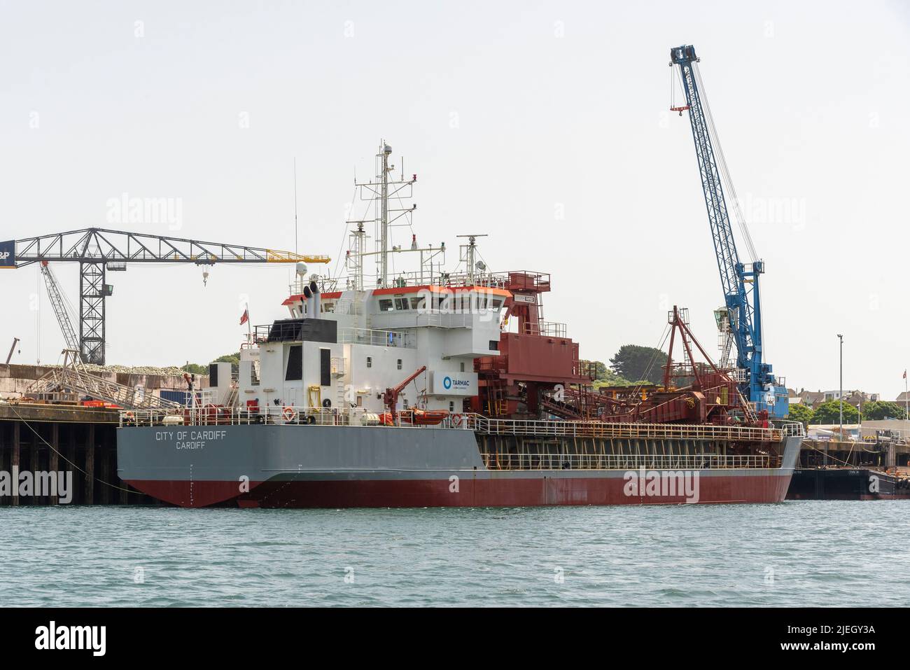 Falmouth, Cornwall, England, Großbritannien. 2022. Das Schiff City of Cardiff ein nachgeschleppter Saugtrichter-Bagger neben dem Hafen von Falmouth, Großbritannien. Stockfoto