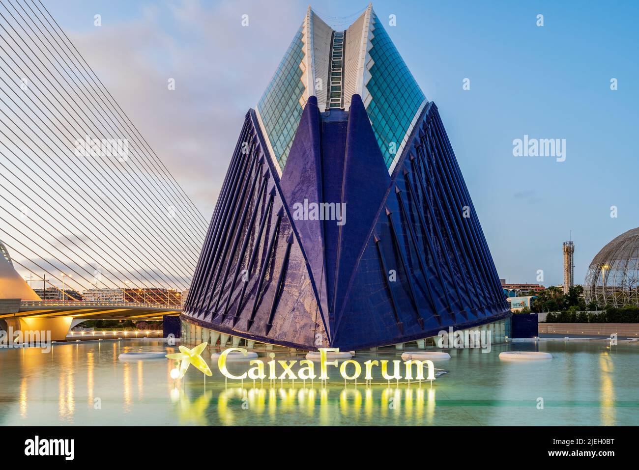 CaixaForum Ausstellungsraum (früher bekannt als Agora), Stadt der Künste und Wissenschaften, Valencia, Bundesland Valencia, Spanien Stockfoto