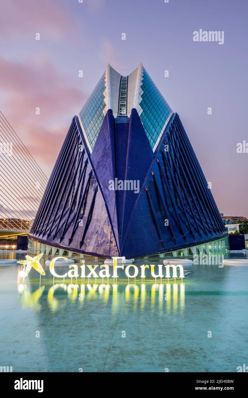CaixaForum Ausstellungsraum (früher bekannt als Agora), Stadt der Künste und Wissenschaften, Valencia, Bundesland Valencia, Spanien Stockfoto