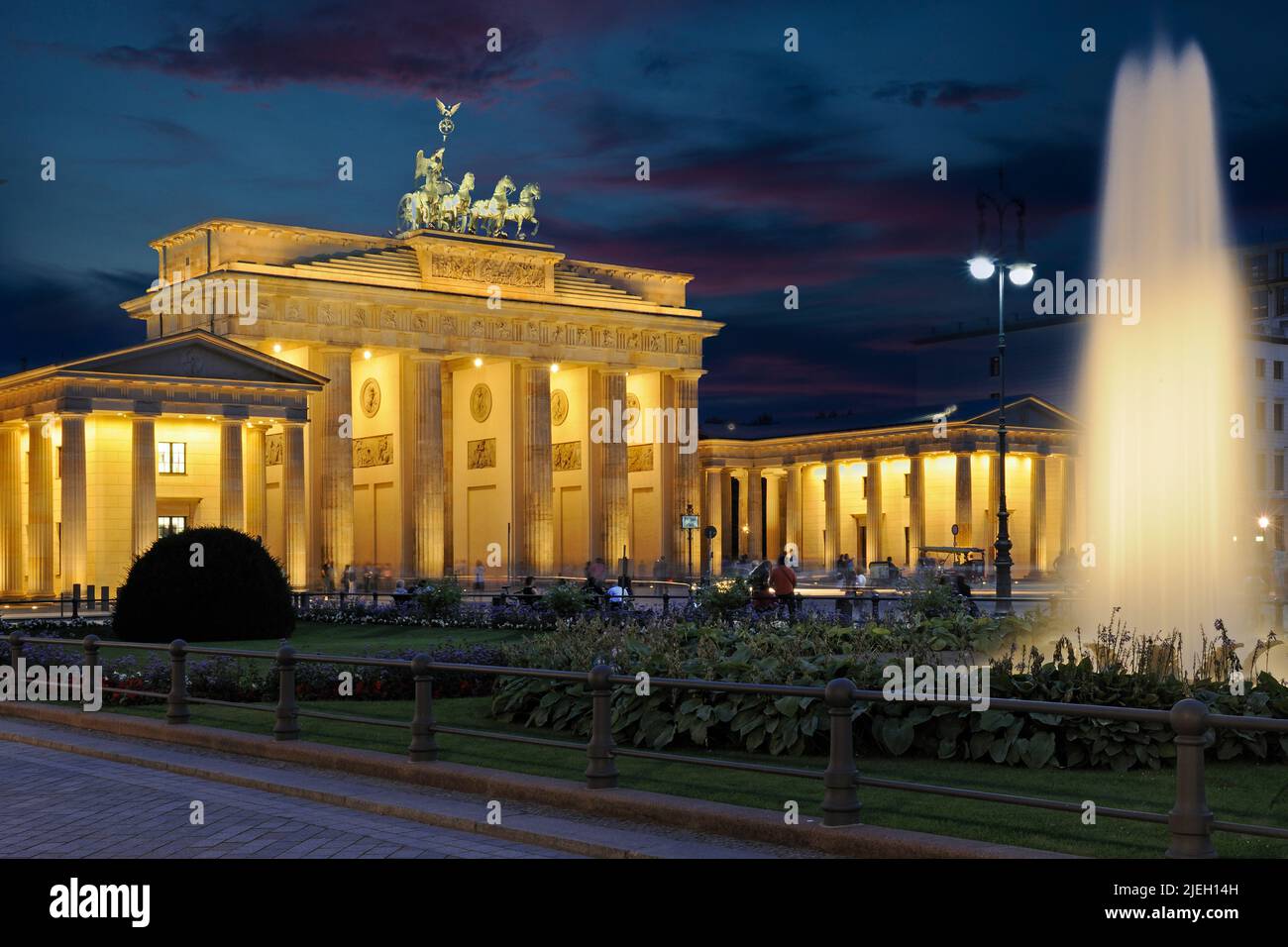 Blick auf den Pariser Platz mit Brandenburger Tor , Abenddämmerung, Berlin, Deutschland, Nachtaufnahme, Stockfoto