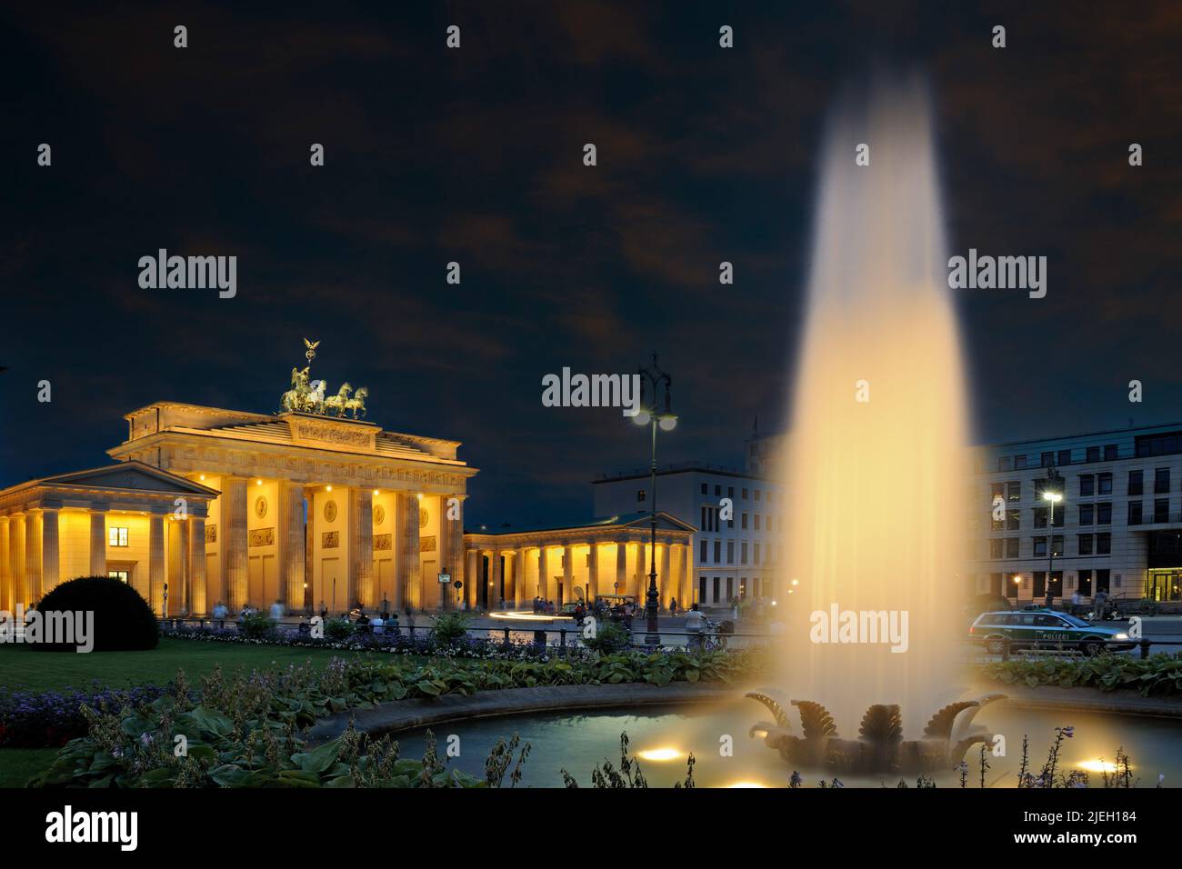 Blick auf den Pariser Platz mit Brandenburger Tor , Abenddämmerung, Berlin, Deutschland Stockfoto