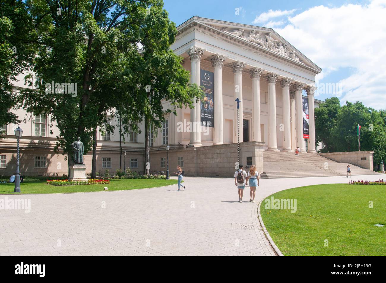 Vordereingang Außenansicht und Gelände des Ungarischen Nationalmuseums Budapest, Ungarn Stockfoto