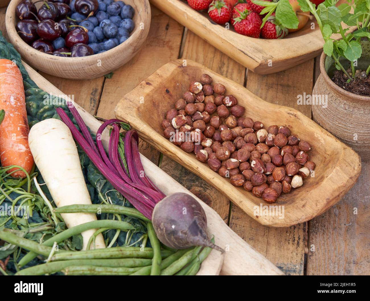 Sommerliche Speisen in Holzschüsseln Stockfoto