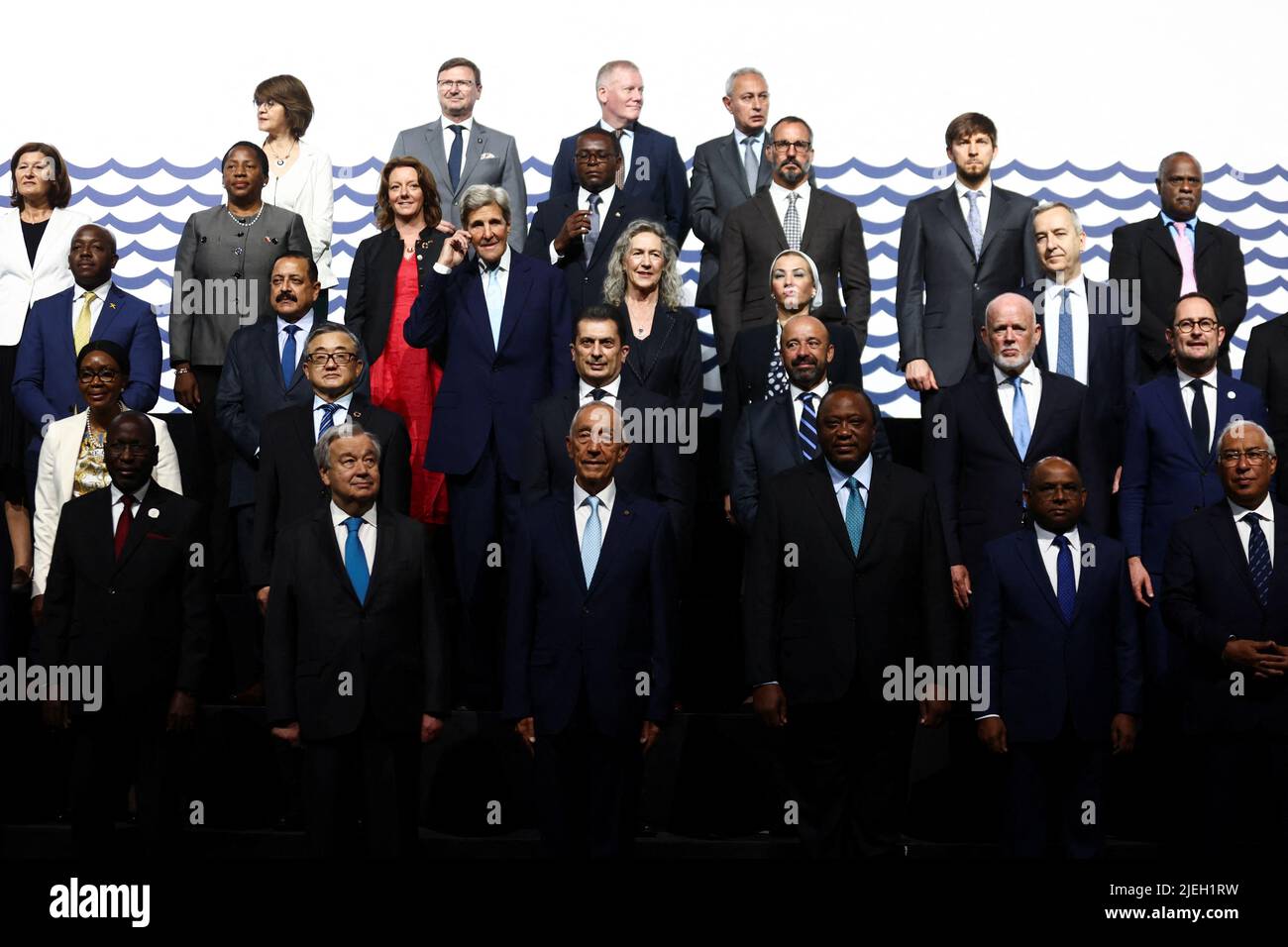 UN-Generalsekretär Antonio Guterres posiert für das Familienfoto mit den Teilnehmern während der Eröffnung der UN-Ozeankonferenz 2022 in Lissabon, Portugal, am 27. Juni 2022. REUTERS/Pedro Nunes Stockfoto