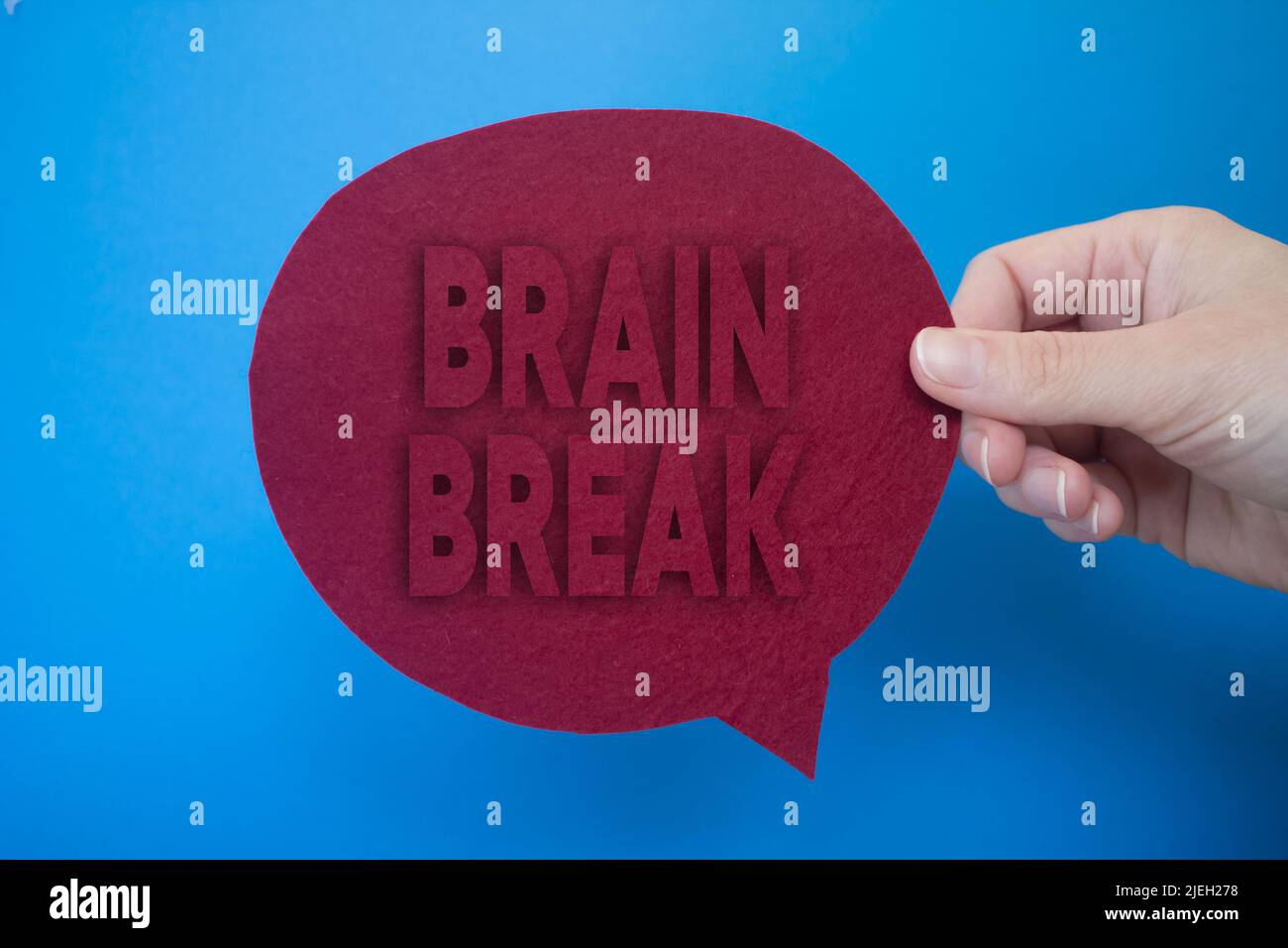 Sprechblase vor farbigem Hintergrund mit Brain Break-Text. Stockfoto