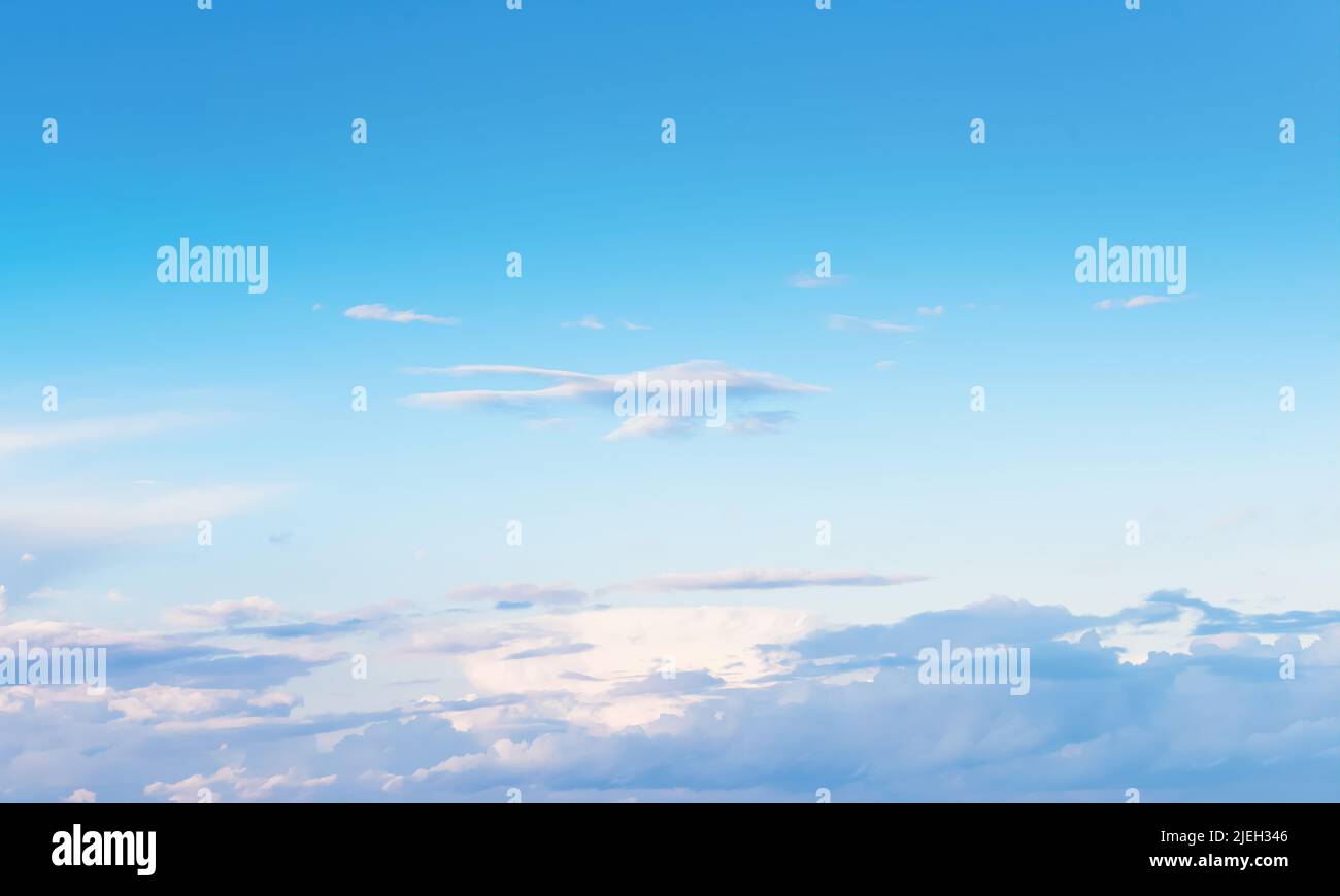 Blauer Himmel mit Wolken am Horizont, Himmel Ersatz Hintergrund Stockfoto
