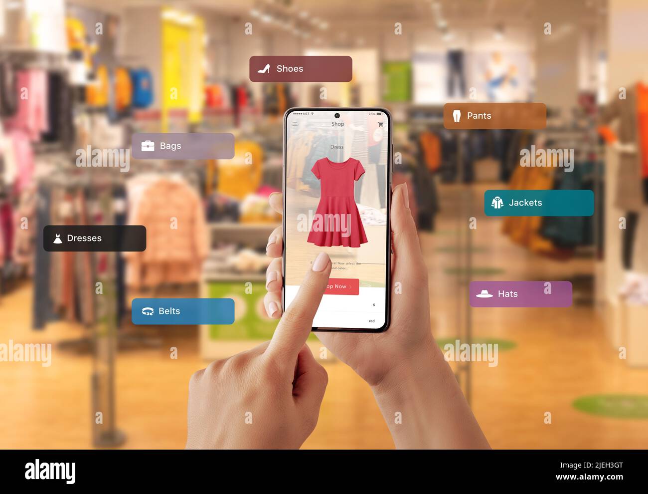 Kaufen von Kleidung mit Virtual-Reality-App auf einem Smartphone. Die Wahl der Farbe und Größe des Kleides Stockfoto