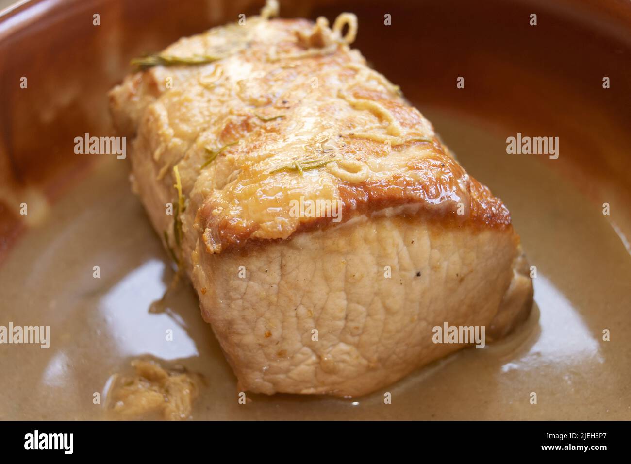 Chinesische Schweinelende in einer Keramikschale gebraten Stockfoto