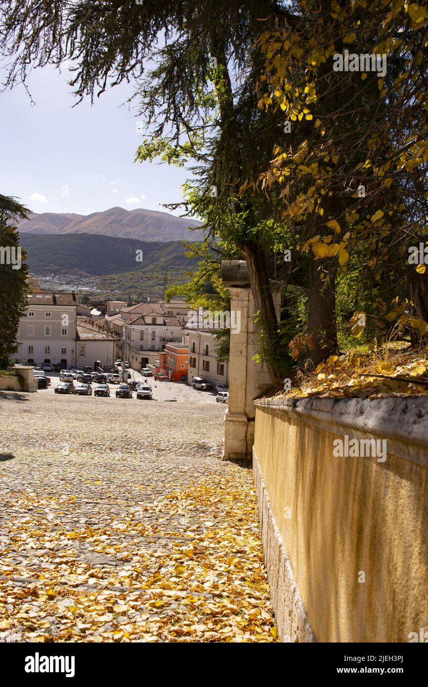 l’Aquila Blick auf die Stadt von den Stufen der Kirche von San Bernardino Stockfoto