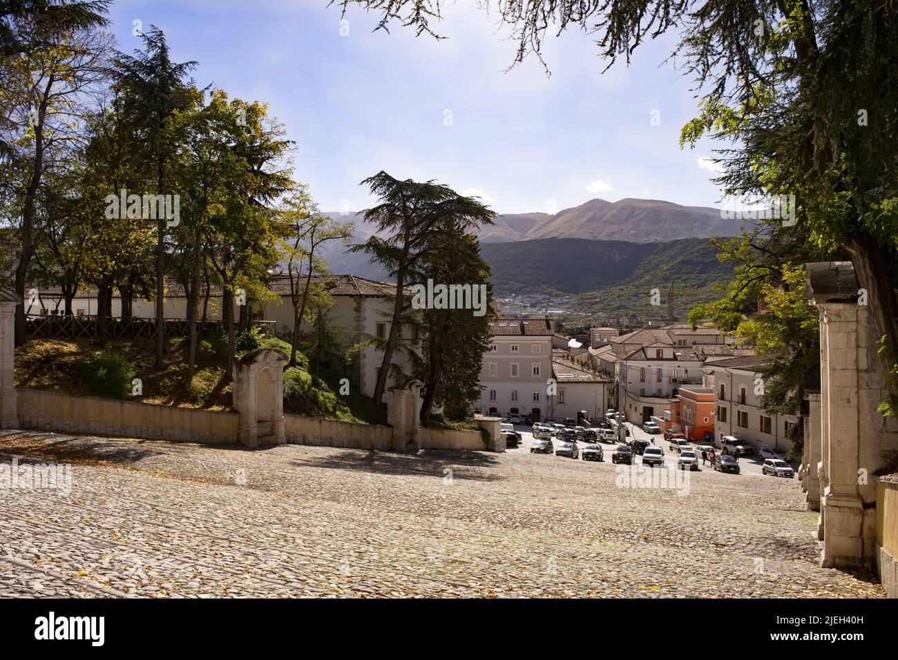 l’Aquila Blick auf die Stadt von den Stufen der Kirche von San Bernardino Stockfoto