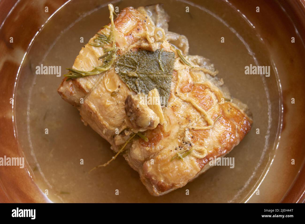 Chinesische Schweinelende in einer Keramikschale gebraten Stockfoto