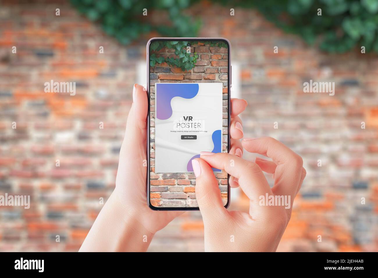 Verwenden eines Mobiltelefons zum Anzeigen von Straßenwerbung in der virtuellen Realität. Augmented Reality-Projektion auf Smartphone-Display-Konzept Stockfoto