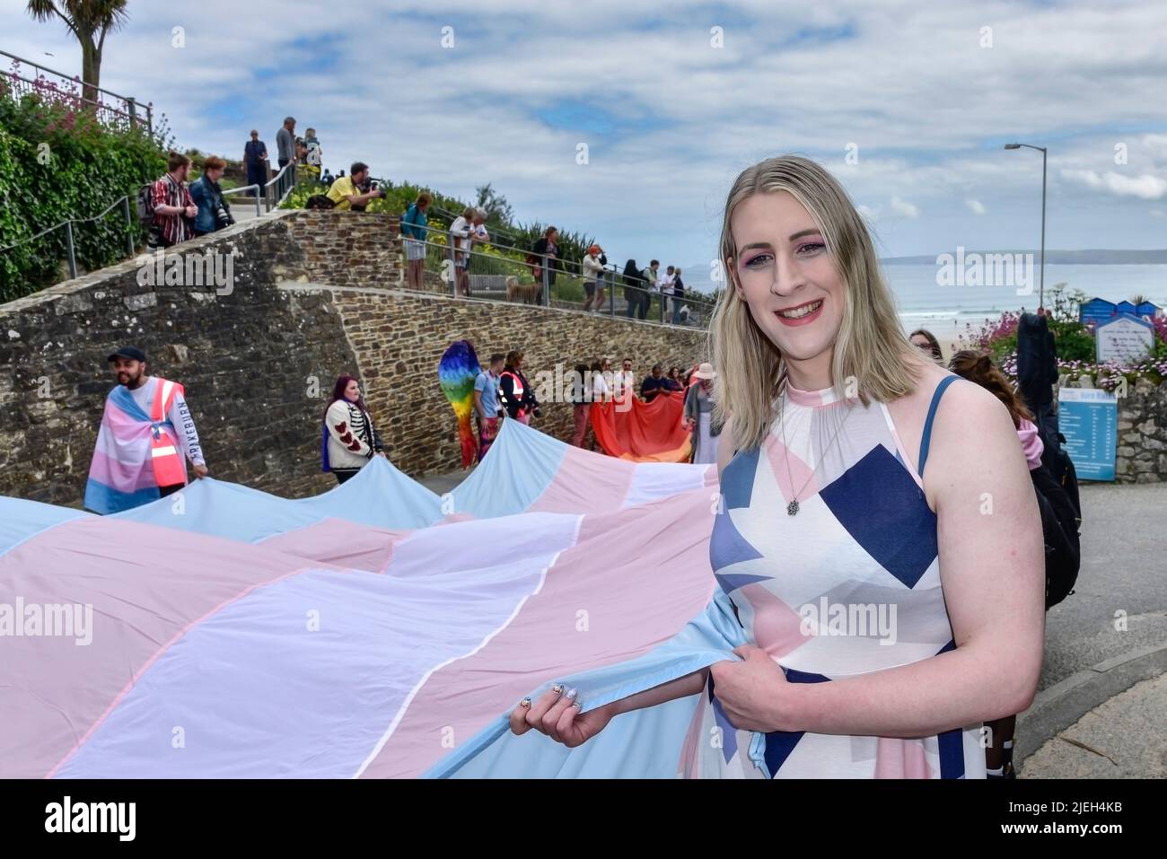 Die Pride Transgender Flag, die von den Teilnehmern der Cornwall Prides Pride Parade im Zentrum von Newquay in Großbritannien gehalten wird. Stockfoto