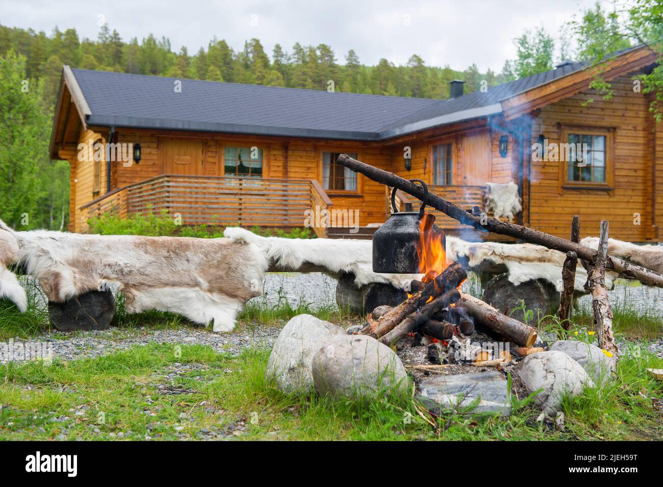 Über einem Holzfeuer in den norwegischen Bergen eintoben Stockfoto