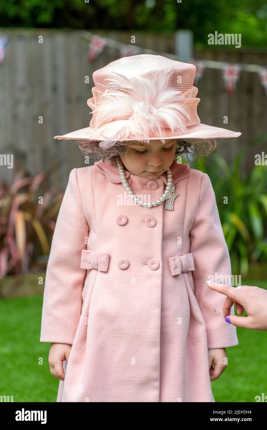 Isla Bates Dressing als Mini-Queen , Vereinigtes Königreich. Stockfoto