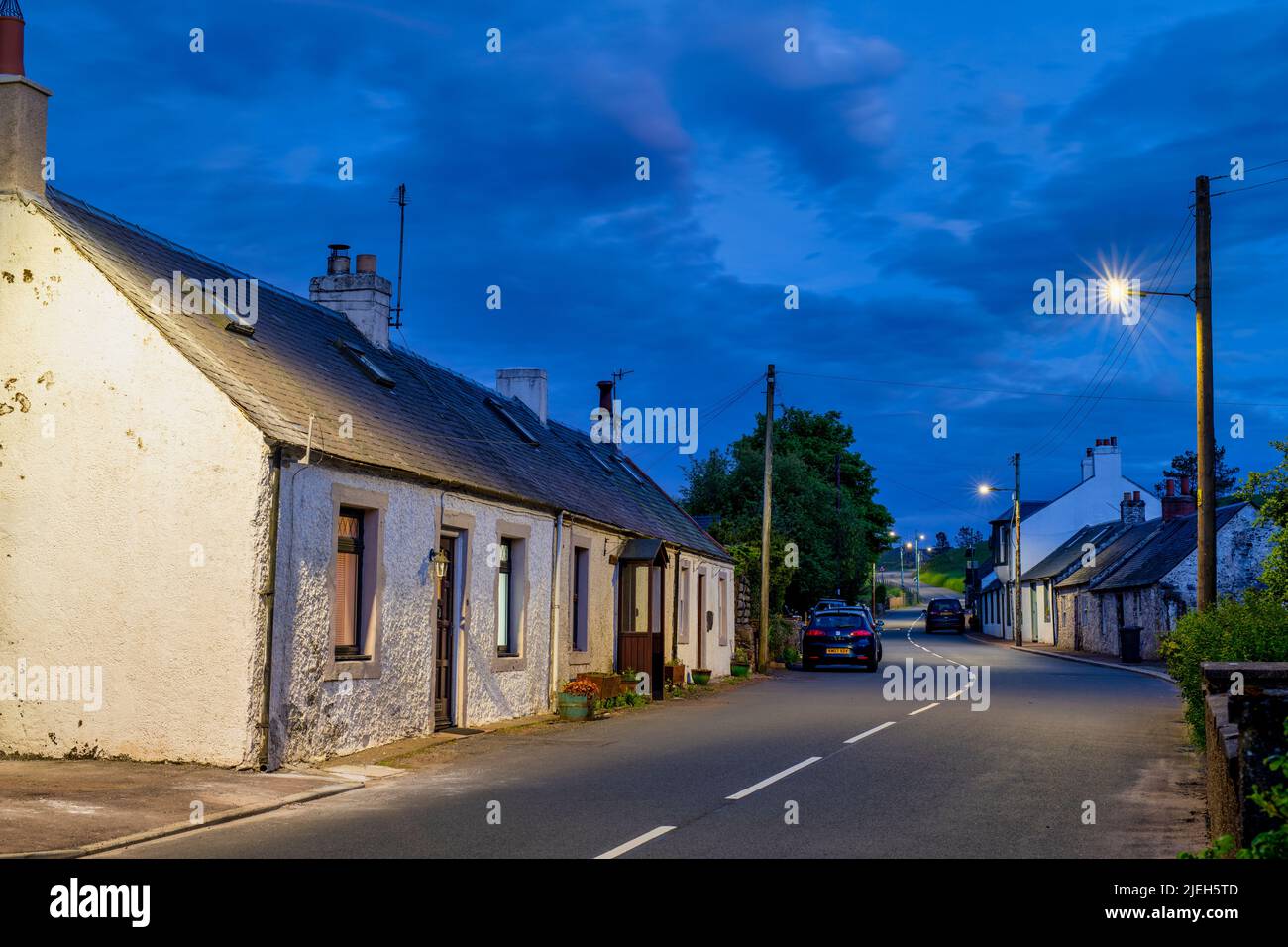 Schottische Häuser in Leadhills in der Abenddämmerung im Sommer. Scotlands zweithöchstes Dorf. South Lanarkshire, Schottland Stockfoto