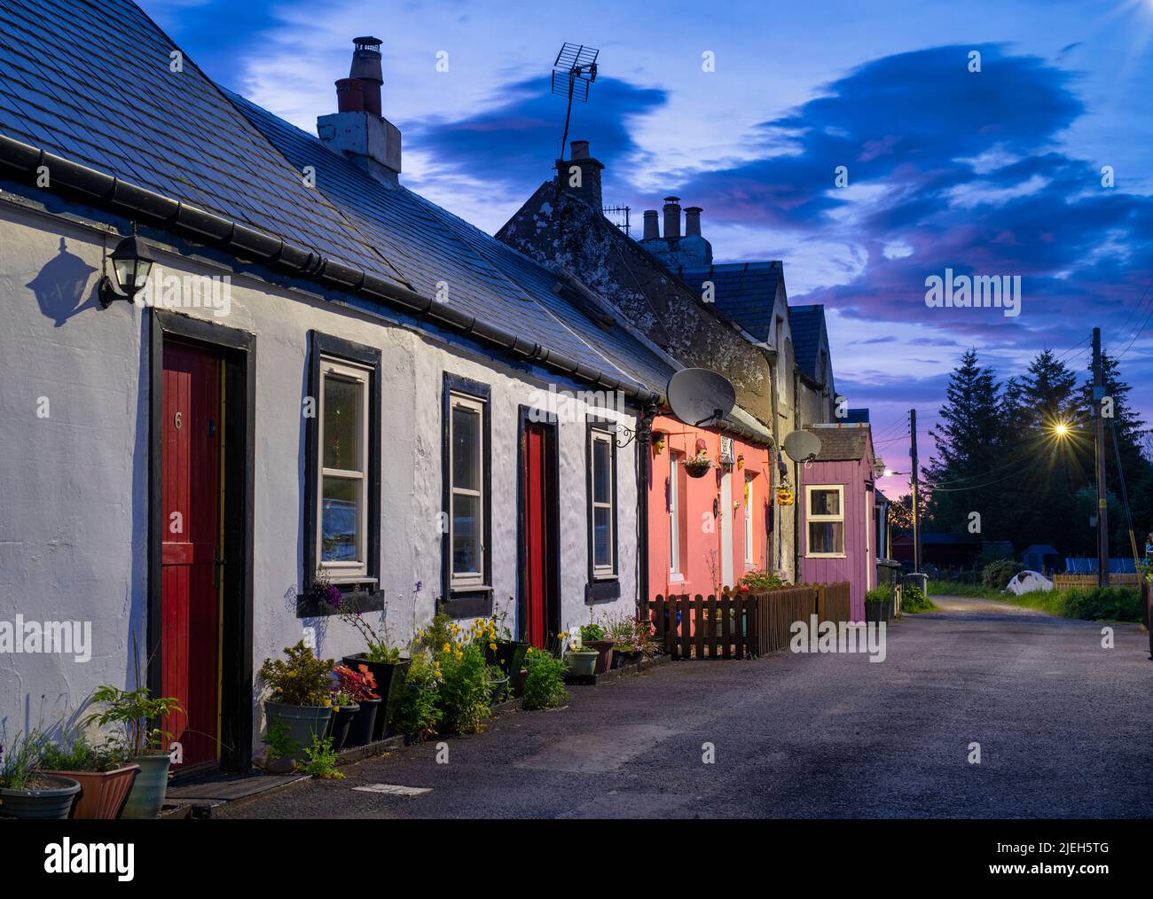 Schottische Häuser in Leadhills in der Abenddämmerung im Sommer. Scotlands zweithöchstes Dorf. South Lanarkshire, Schottland Stockfoto