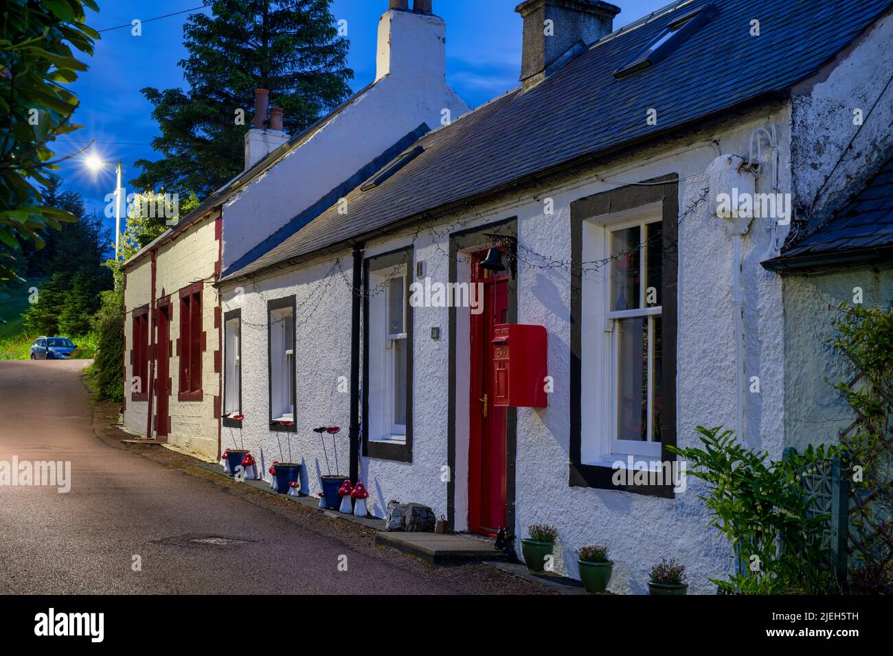 Schottische Häuser in Leadhills in der Abenddämmerung im Sommer. Scotlands zweithöchstes Dorf. South Lanarkshire, Schottland Stockfoto