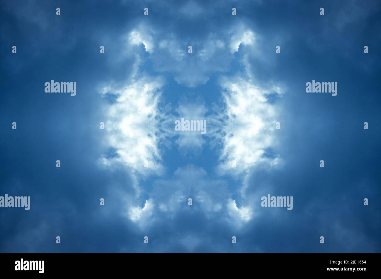 Illusionäre Abdtract-Wolkenlandschaft. Schöne Wolken am Abendhimmel. Stockfoto