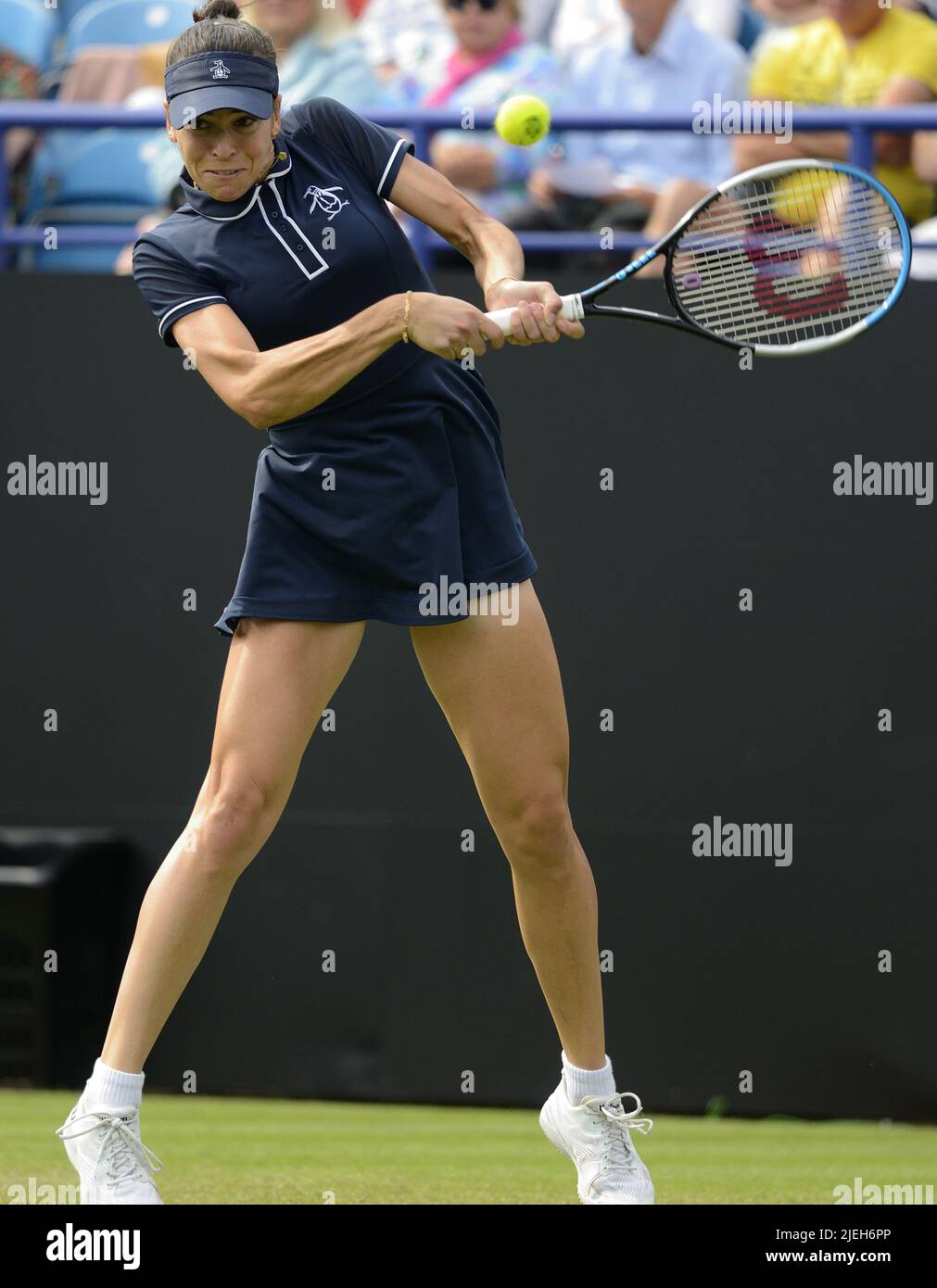 Ajla Tomljanovic (Australien) spielt auf dem Center Court im Rothesay International, Devonshire Park, Eastbourne, 21.. Juni 2022 Stockfoto
