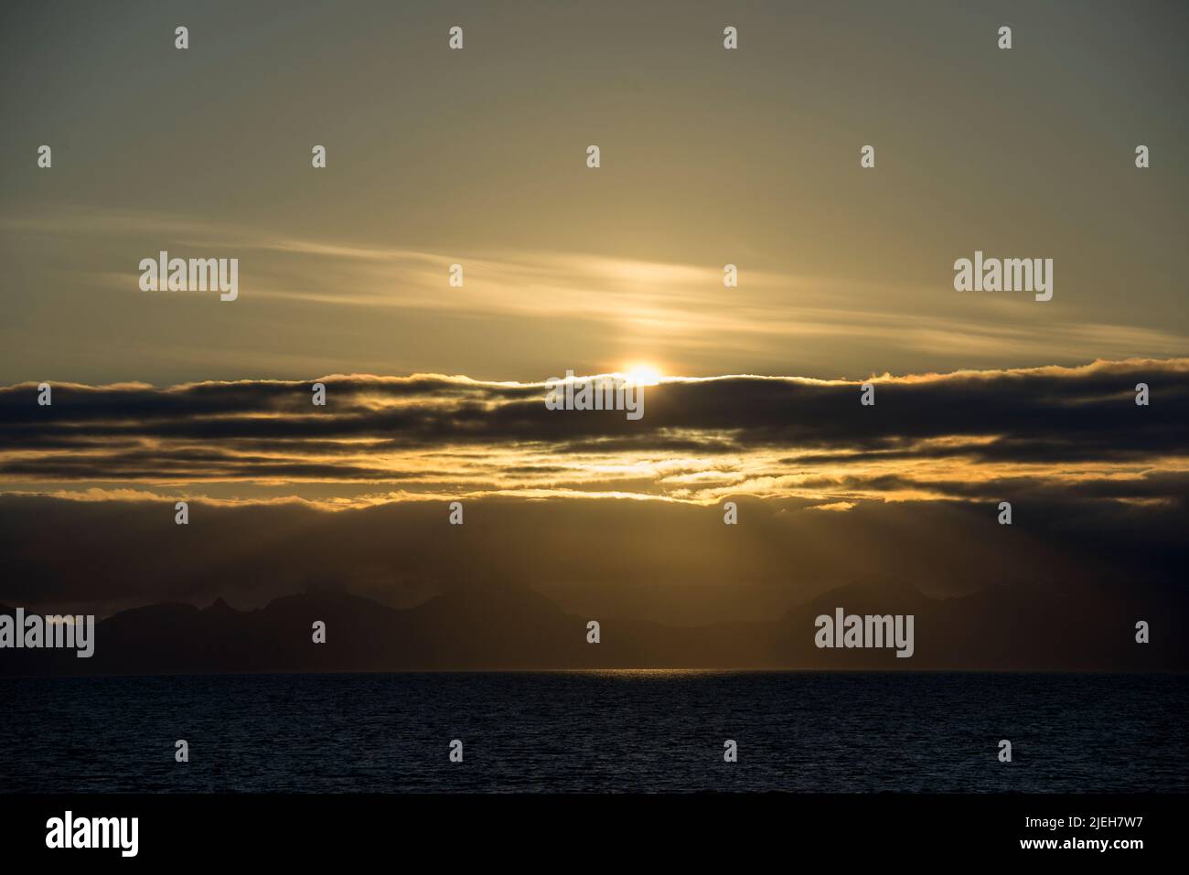 Blick auf die Mitternachtssonne im Norwegischen Meer, Stockfoto