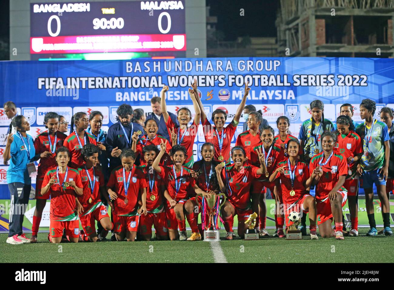 Die Spieler und Teamfunktionäre aus Bangladesch feiern, dass die Frauen