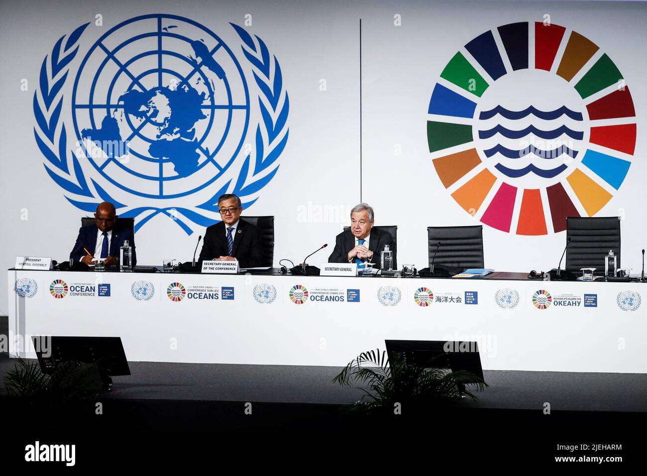 UN-Generalsekretär Antonio Guterres und der Präsident der UN-Generalversammlung Abdulla Shahid nehmen an der Eröffnung der UN-Ozeankonferenz 2022 in Lissabon, Portugal, am 27. Juni 2022 Teil. REUTERS/Pedro Nunes Stockfoto
