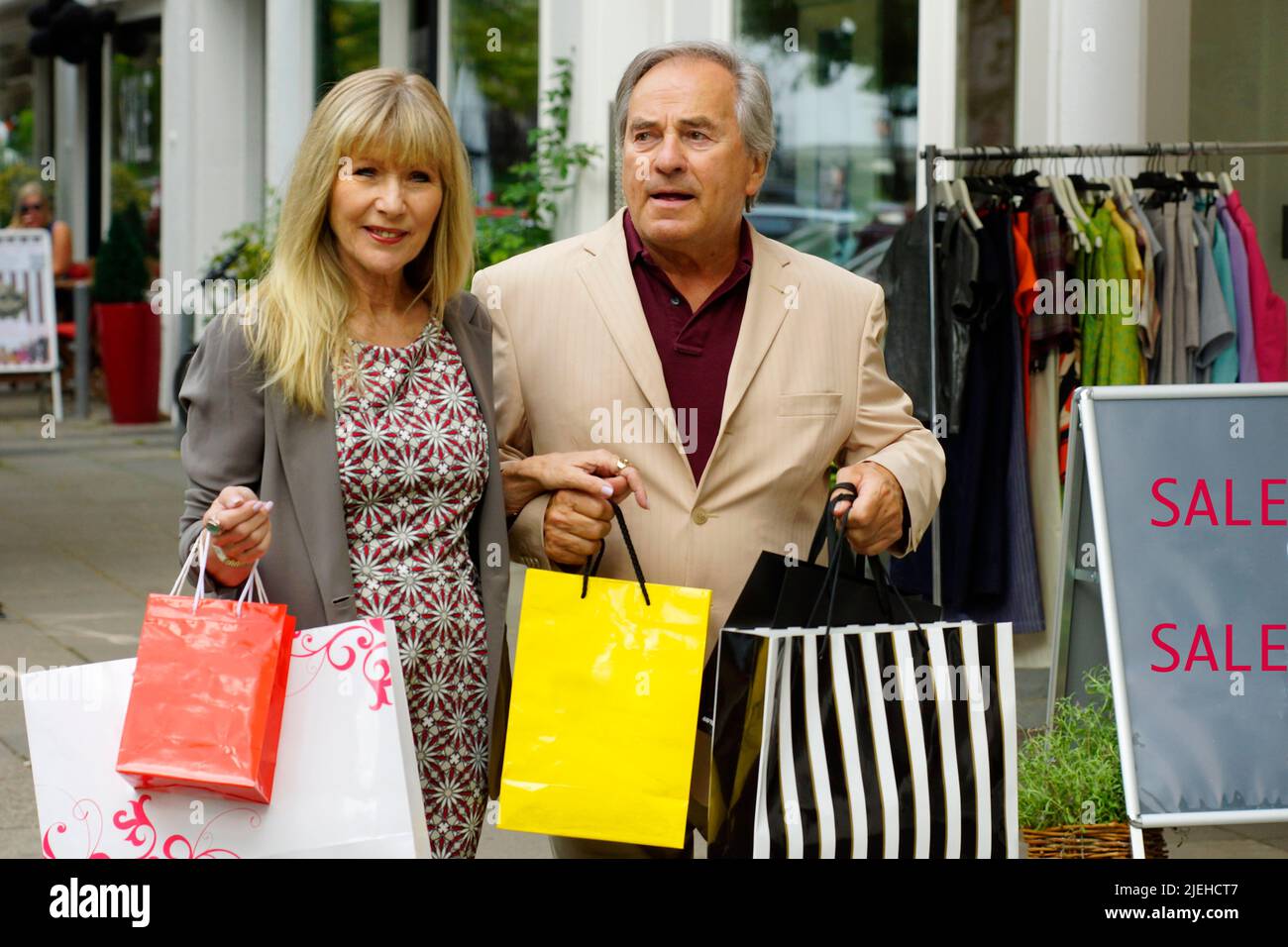 Senior mit junger Frau beim Shoppen, blond, blond, Blondine, 45, 50, 65, Jahre Stockfoto