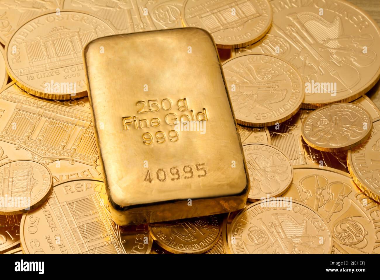 Geldanlage in Gold und Münzen, 250 Gramm Feingold, Goldmünze, Goldmünzen, Goldbarren, Stockfoto