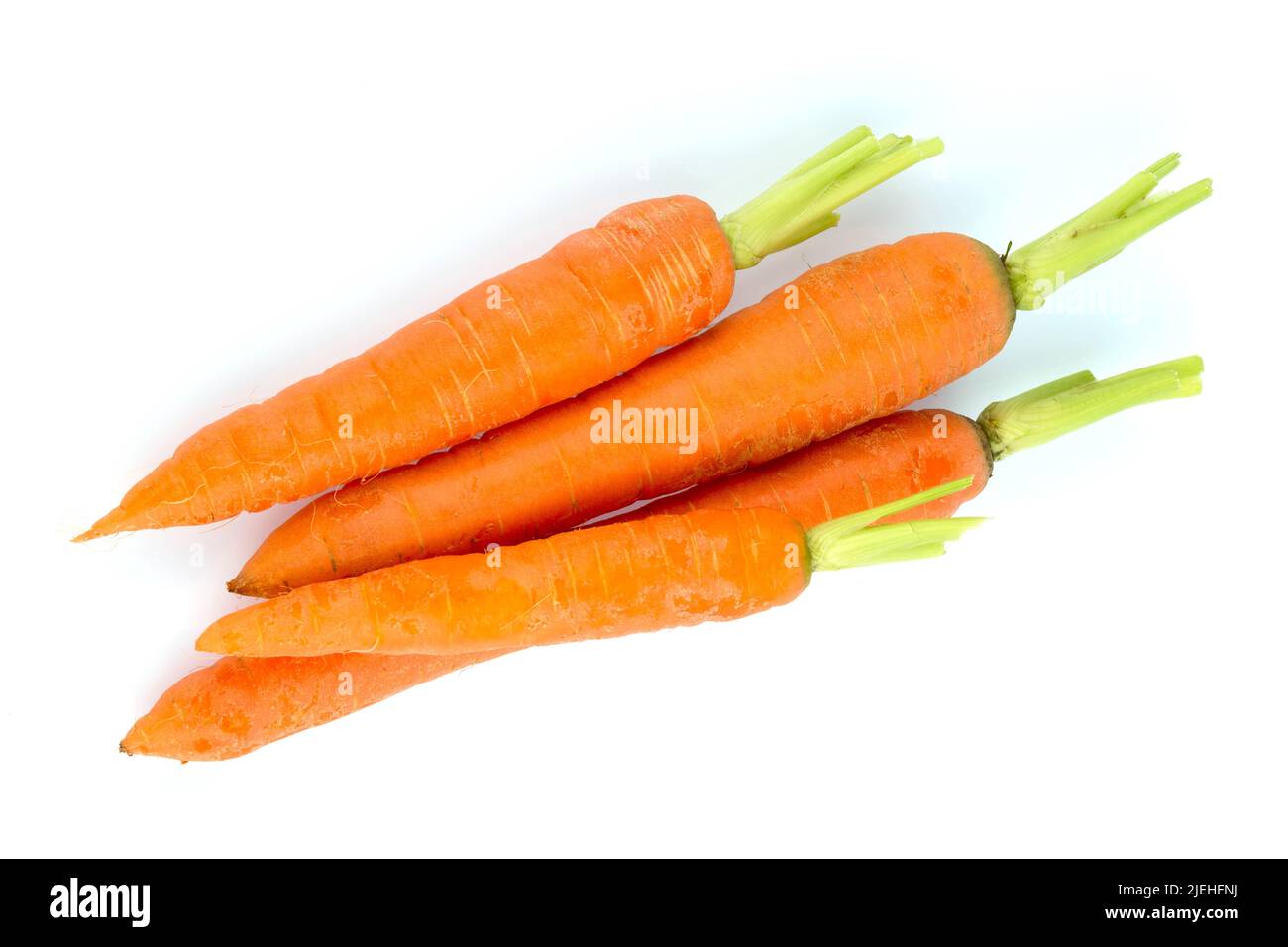 Möhren, Karotten, Wurzeln aus biologischem Anbau liegen auf weißem Hintergrund. Frisches Obst und Gemüse ist immer gesund. Stockfoto