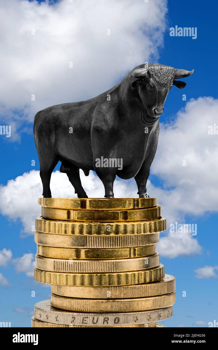 Bullenmarkt, steigne Kurse, Aktien, Aktienkurse, Bulle, Symbolfigur der Börse, auf Euromünzen, Stockfoto