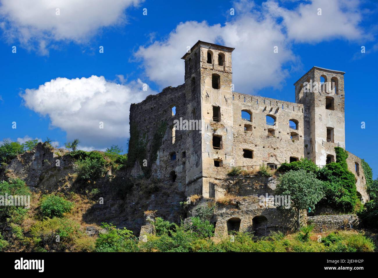 Dolceacqua mit Brücke Ponte Vecchio di Dolceacqua über die Nervia und Blick auf das Castello dei Doria, Ligurien, Riviera dei Fiori, Italien, Stockfoto
