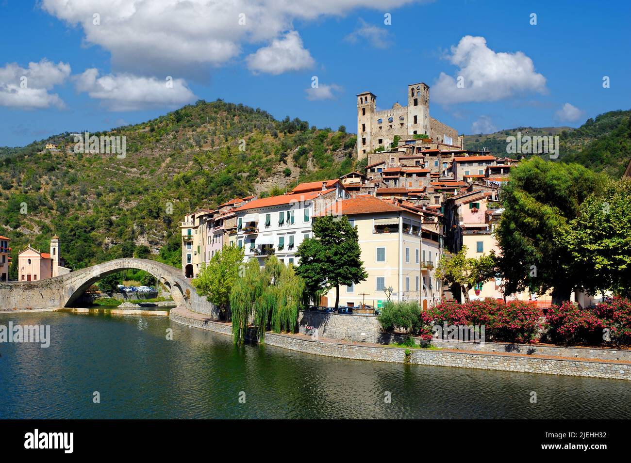 Dolceacqua mit Brücke Ponte Vecchio di Dolceacqua über die Nervia und Blick auf das Castello dei Doria, Ligurien, Riviera dei Fiori, Italien, Stockfoto