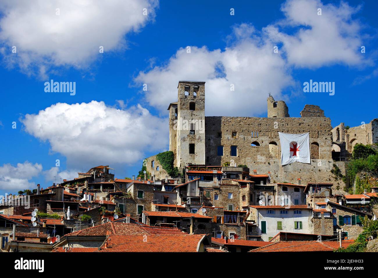 Dolceacqua mit Brücke Ponte Vecchio di Dolceacqua über die Nervia und Blick auf das Castello dei Doria, Ligurien, Riviera dei Fiori, Italien, Stockfoto