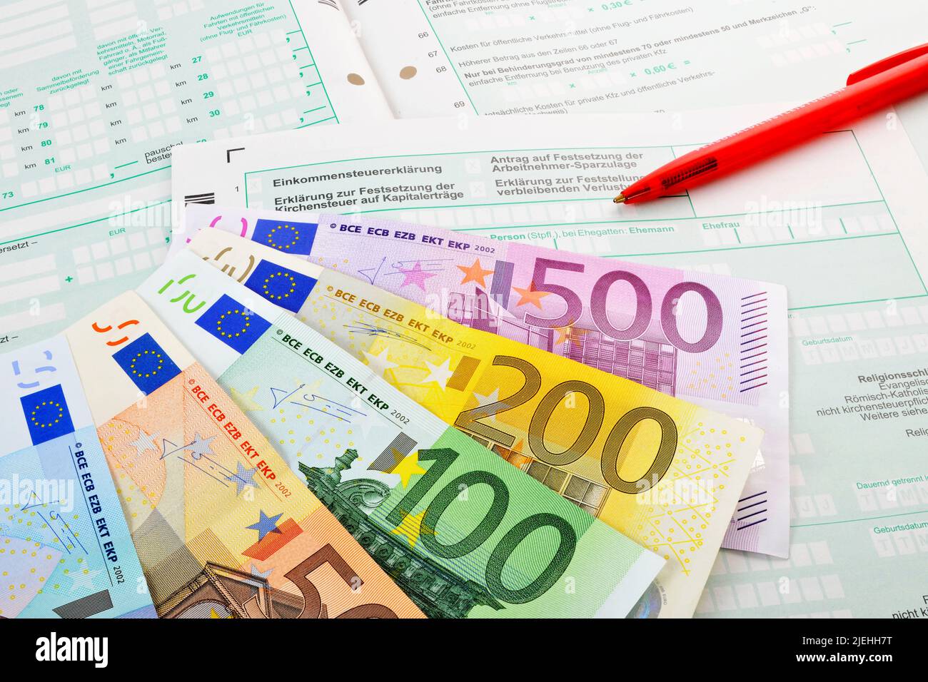 Diverse EURO-Banknoten, Geldscheine, Fächer, Formeln Einkommensteuererklärung, Kugelschreiber, Symbolbild Steuerbelastung, Einkommensteuer, Kapitale Stockfoto