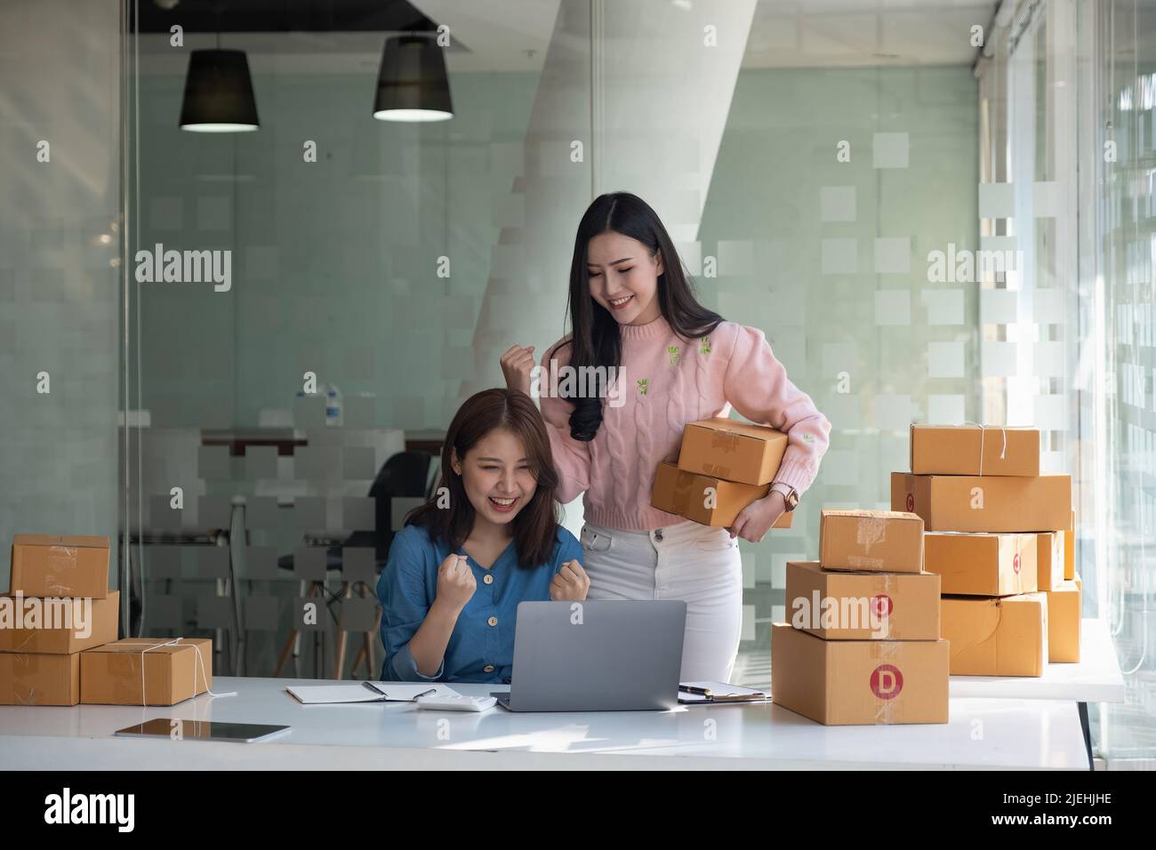 Startup-Inhaber für Kleinunternehmen, die am Arbeitsplatz arbeiten. Erfolg glücklich zwei asiatische Wooman freiberuflichen Verkäufer überprüfen Produktbestellung für Lieferung. Online-Verkauf, e Stockfoto