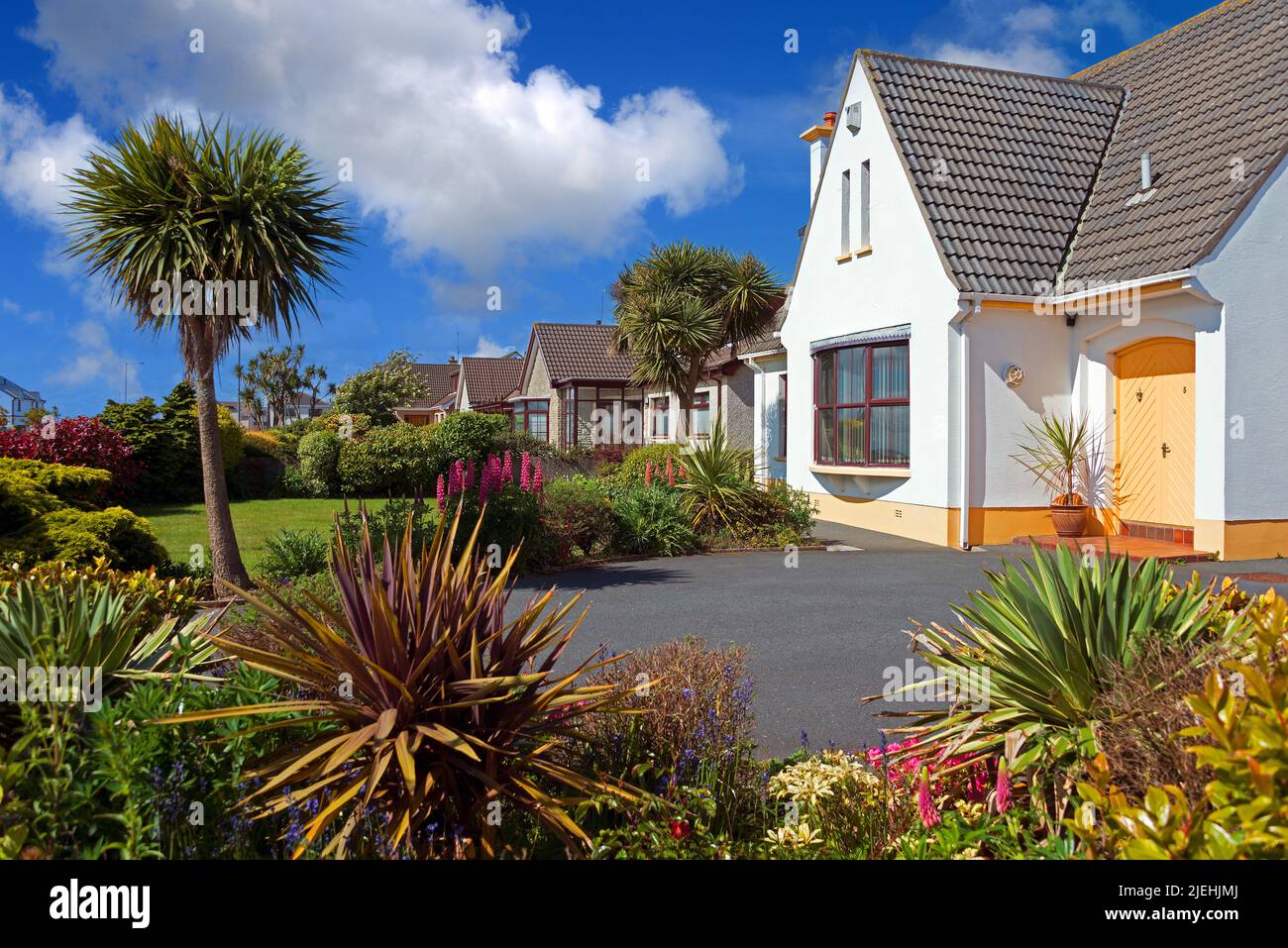 Die Gemeinde Kilkeel, Häuser und Garten, Kilkeel, County Down, Nordirland, Grossbritannien Stockfoto
