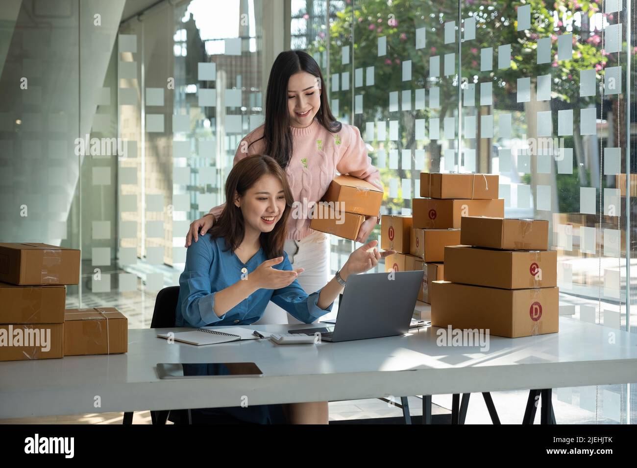 Startup Kleinunternehmen Eigentümer arbeiten am Arbeitsplatz. Zwei asiatische Wooman freiberuflichen Verkäufer überprüfen Produktbestellung für die Lieferung. Online-Verkauf, E-Commerce Stockfoto