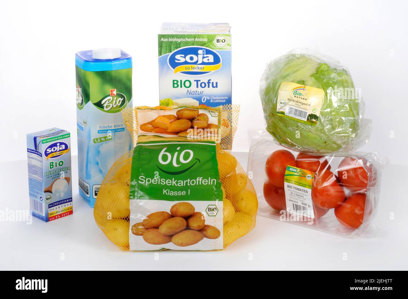 Bio-Produkte, Lebensmittel, Ernährung, Essen, Trinken, Bio-Lebensmittel aus ökologischer Landwirtschaft, Speekartoffeln, Soja, Tofu, Milch, Eisbergsal Stockfoto