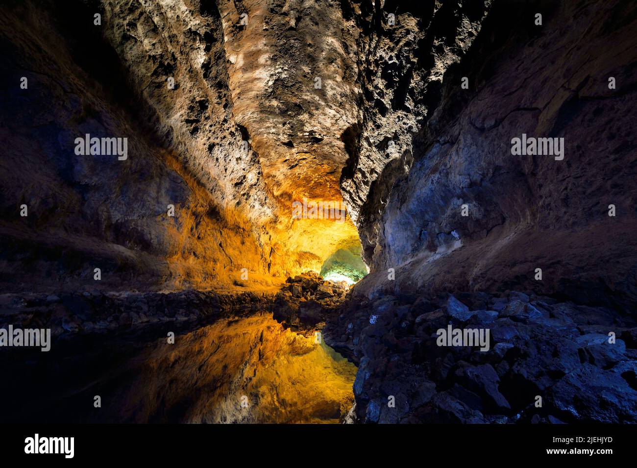 Wasserspiegelung in der Cueva Cuevas de los Verdes, von Cesar Manrique aufwendig illumiertes Höhlensystem eines Lavatunnels, Lanzarote, Kanarische Ins Stockfoto
