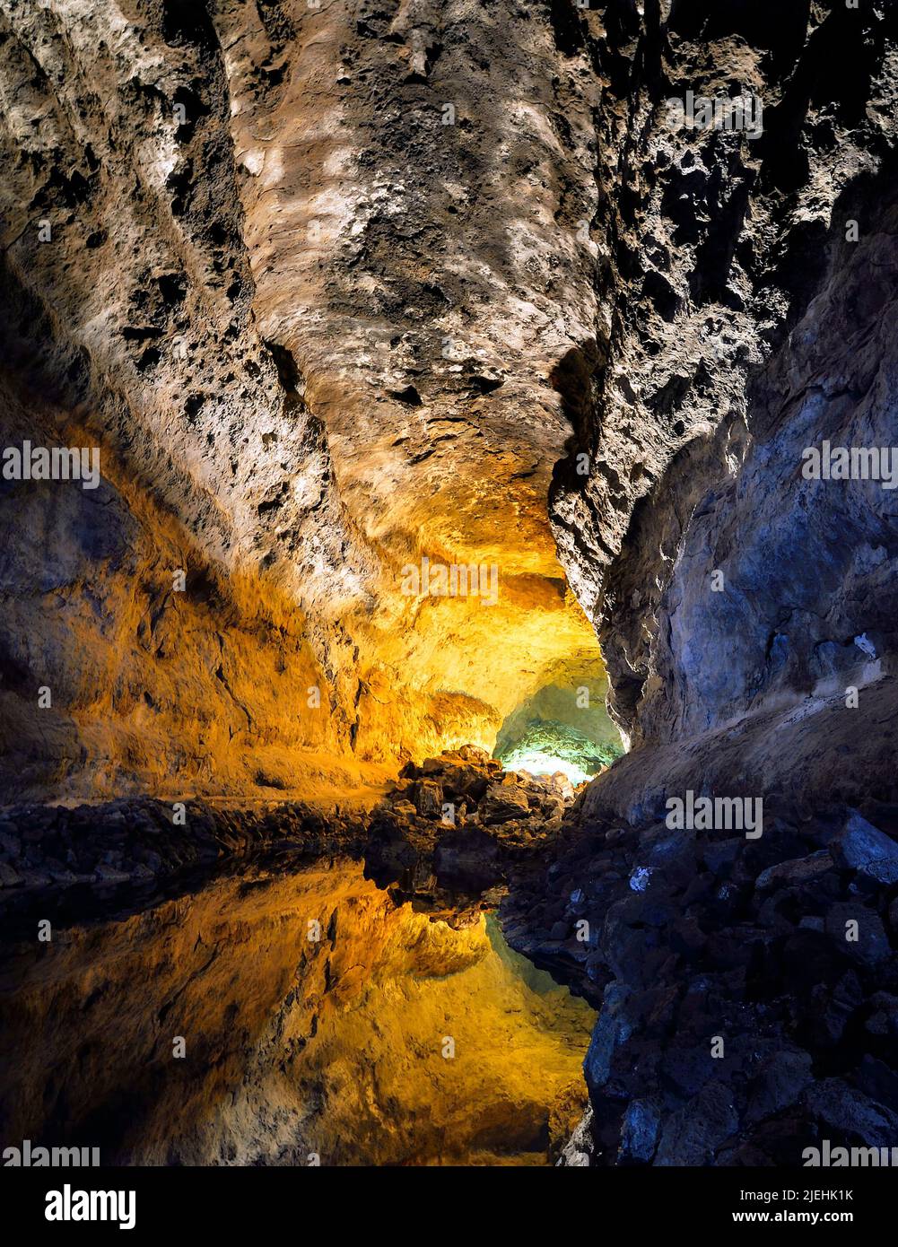 Wasserspiegelung in der Cueva Cuevas de los Verdes, von Cesar Manrique aufwendig illumiertes Höhlensystem eines Lavatunnels, Lanzarote, Kanarische Ins Stockfoto