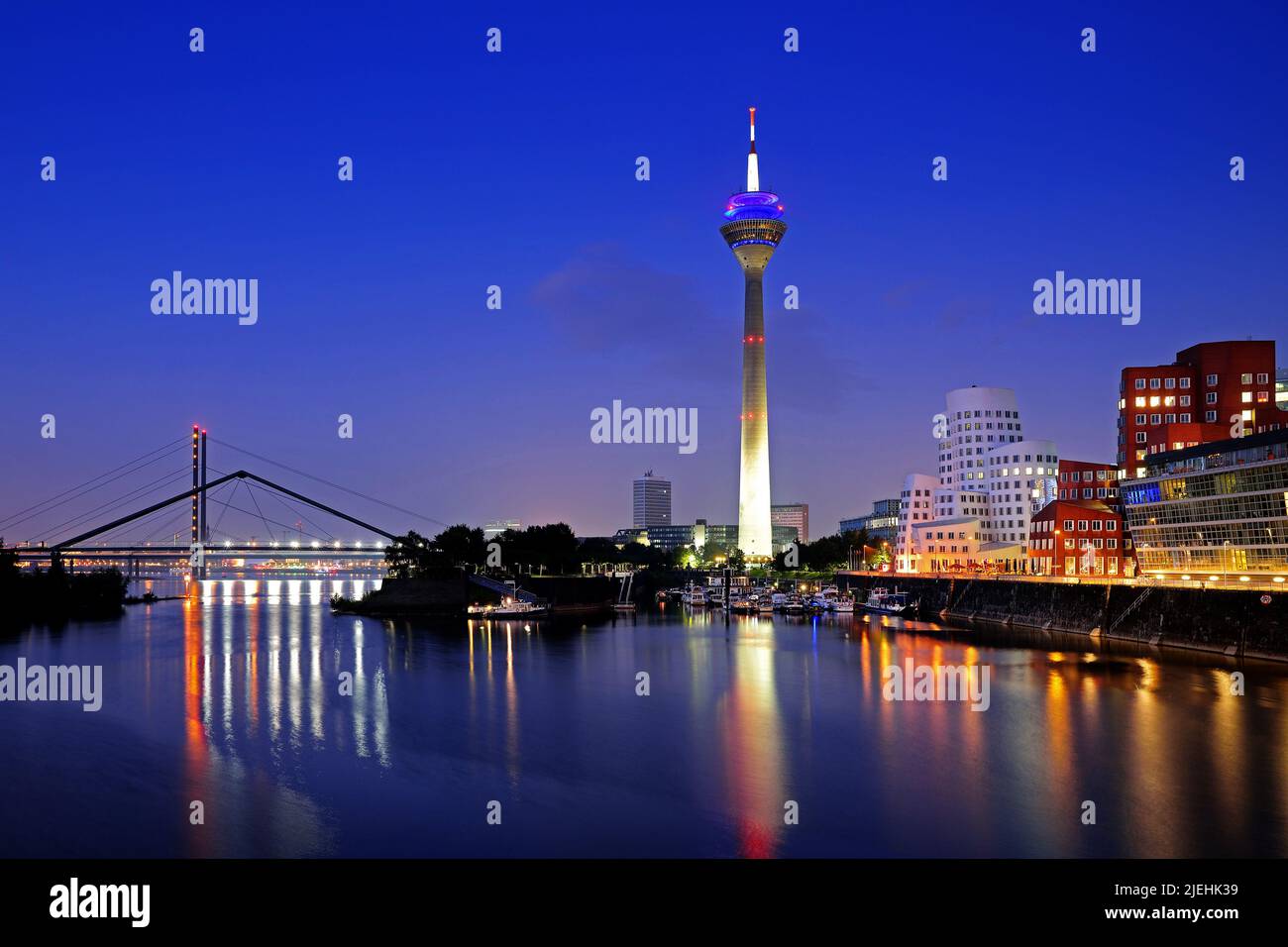 Rheinturm, Gehry-Gebäude, Neuer Zollhof, Medienhafen, Dämmerung, blaue Stunde, Düsseldorf, Nordrhein-Westfalen, Deutschland, Rheinbrücke, Stockfoto