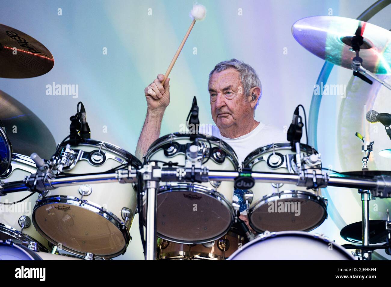 ITALIEN, STUPINIGI, 27. 2022. JUNI: Nick Mason, Drummer der englischen Rockband „Nick Mason's Saucerful of Secrets“, spielt live auf der Bühne die frühe Musik von Pink Floyd Stockfoto