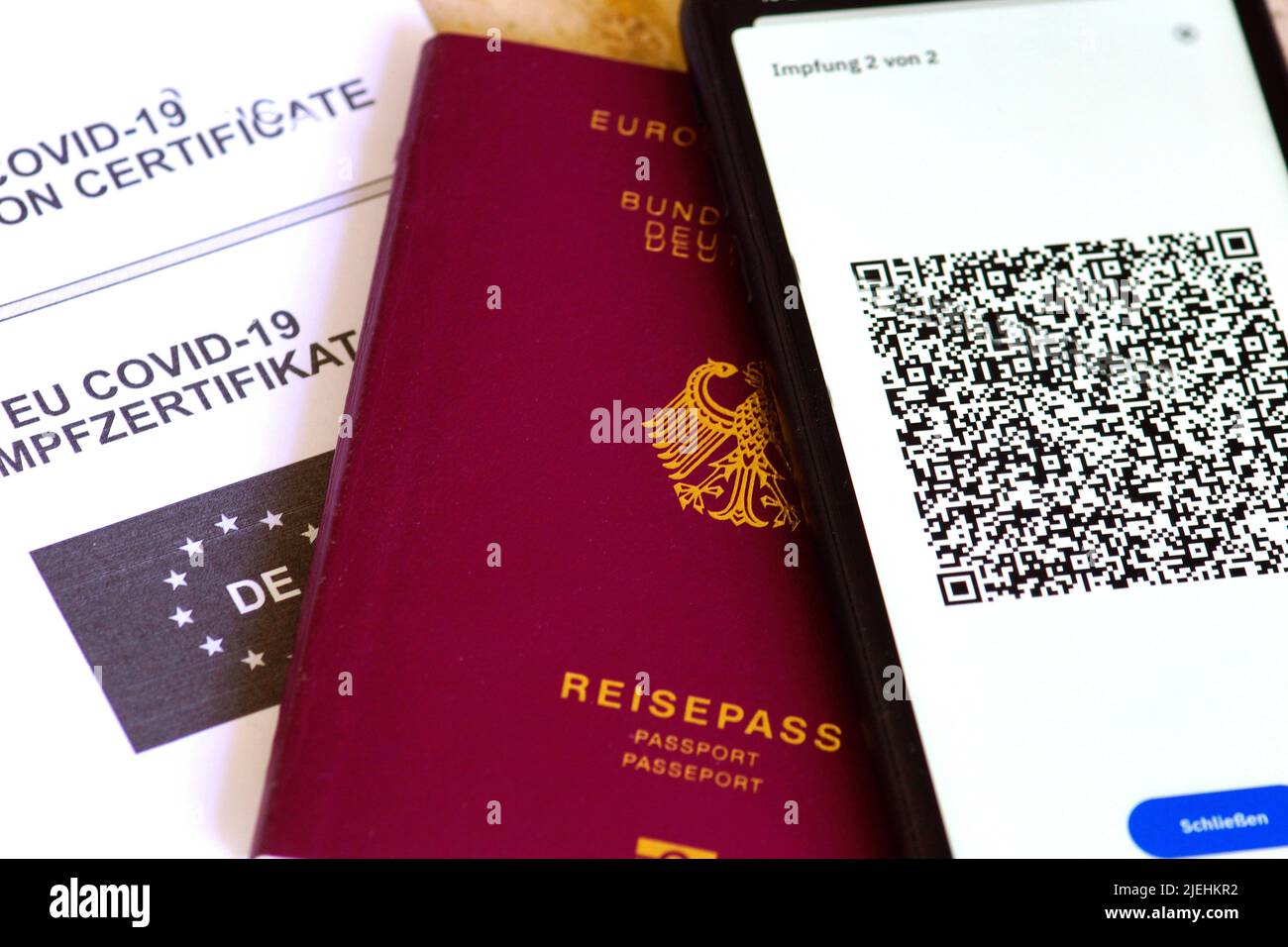 EU Covid-19 Impfnachweis, Reisepass, Impfausweis, App, Scan, Scanner, QR-Code, Handy, Smartphone, Stockfoto
